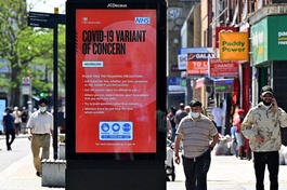 Giới chức y tế Anh tiếp tục cảnh báo người dân về biến thể Delta, đang chiếm 95% ca bệnh mới ở nước này - Ảnh: AFP