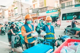 Hoan hỷ khi nhận những phần cơm chay