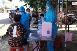 Lấy mẫu xét nghiệm Covid-19 cho người dân trong khu phong tỏa tại huyện Thống Nhất, tỉnh Đồng Nai