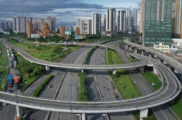 TP.HCM trong những ngày giãn cách theo Chỉ thị 16 - Ảnh: Hoàng Triều