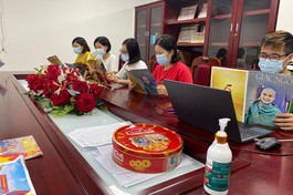 Y, bác sĩ nơi tuyến đầu chống dịch đọc báo Giác Ngộ trước giờ họp giao ban