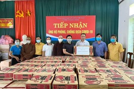 Đại diện UBMTTQVN huyện Tương Dương nhận quà hỗ trợ của đoàn để chuyến đến đồng bào dân tộc bị ảnh hưởng dịch Covid -19