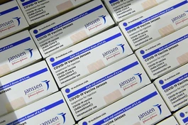 Nhãn cảnh báo tác dụng phụ trên các loại vắc-xin Covid-19