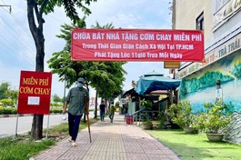 Chương trình phát cơm vào lúc 11 giờ mỗi ngày tại chùa Bát Nhã (số 550Đ Phạm Văn Đồng, phường 13, quận Bình Thạnh)