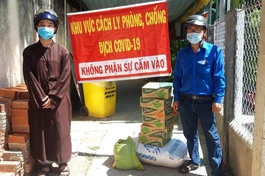 Câu lạc bộ Cỏ Bốn Lá tặng quà bà con khu cách ly