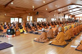 Tăng thân Làng Mai tại Pháp trong buổi lễ cầu nguyện trực tuyến