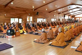 Tăng thân Làng Mai tại Pháp trong buổi lễ cầu nguyện trực tuyến