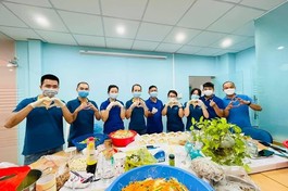 Các thành viên của bếp Bảo Long Phương đang chuẩn bị các phần ăn