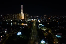 Sài Gòn - Thành phố vẫn đẹp lung linh nhưng vắng lặng sau 18 giờ ngày 26-7 - Ảnh: VnExpress