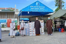 Ban Trị sự Phật giáo huyện Châu Thành tặng quà hỗ trợ tại Bệnh viện Đa khoa Sa Đéc