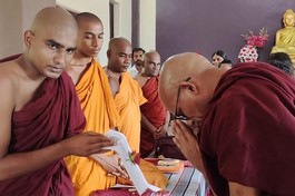 Thượng tọa Bhadant Sumanvanno cúng dường chư Tăng tại Ấn Độ