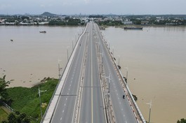 Cầu An Hóa nối TP.Biên Hòa đi Bình Dương, TP.HCM vắng vẻ trong những ngày áp dụng Chỉ thị 16 - Ảnh: Phước Tuấn