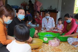 Người dân và trẻ em ở tỉnh Quảng Trị chung tay làm muối đậu gửi về TP.HCM - Ảnh: Hoài An