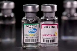 Vắc-xin Covid-19 của AstraZeneca và Pfizer - Ảnh: Reuters