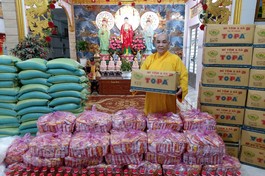 Hòa thượng Thích Huệ Minh đang chuẩn bị các phần quà