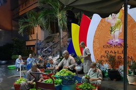 Ni chúng tổ đình Kim Sơn bên những bội rau tươi