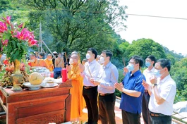 Chư tôn đức Tăng và đại biểu chính quyền dâng hương và chú nguyện lễ thượng lương - Ảnh: TĐH