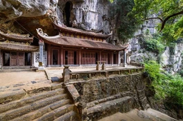 Chùa Bích Động, một ngôi chùa cổ được xây dựng trên dãy núi đá vôi Trường Yên thuộc xã Ninh Hải, huyện Hoa Lư, tỉnh Ninh Bình