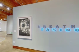 Cuộc triển lãm các bản vẽ, hình ảnh, tác phẩm điêu khắc và video được trưng bày tại Bảo tàng Nghệ thuật New Mexico ở Santa Fe