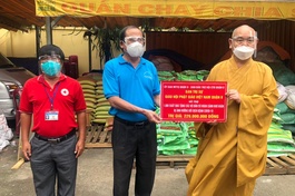 Thượng tọa Thích Huệ Công, quyền Trưởng ban Trị sự Phật giáo quận 8 trao bảng hỗ trợ cho chính quyền quận