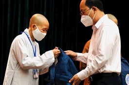Phó Bí thư Thành ủy Nguyễn Hồ Hải trao vật dụng và trang thiết bị thiết yếu đảm bảo an toàn cho các tình nguyện viên Phật giáo