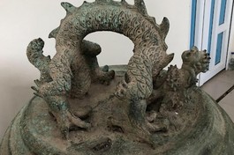 Quai chuông chùa Rối bằng đồng, hình con rồng có hoa văn tinh xảo