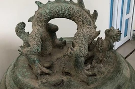 Quai chuông chùa Rối bằng đồng, hình con rồng có hoa văn tinh xảo