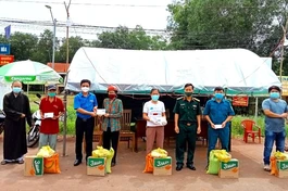 Người dân gặp khó trong đại dịch tại xã Tân Lợi (huyện Đồng Phú) đón nhận những phần quà 