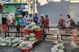 Tổ đình Ngọc Phương trao tặng quà cho bà con