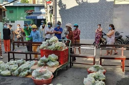 Tổ đình Ngọc Phương trao tặng quà cho bà con