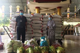 Ông Nguyễn Văn Thường, Chủ tịch UBMTTQVN phường Trường thọ tiếp nhận những phần quà