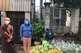 Chư Tăng đại diện nhóm Pháp Vân trao tặng đến các khu trọ của công nhân