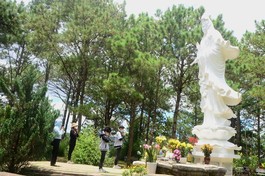 Khách thập phương dâng hương lễ Phật tại chùa Linh Phong, Đà Lạt