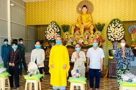 Chùa Long Phước trao quà đến người dân