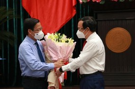 Bí thư Thành ủy TP.HCM Nguyễn Văn Nên tặng hoa chúc mừng tân Chủ tịch UBND TP.HCM Phan Văn Mãi - Ảnh: Thu Hằng