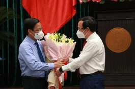 Bí thư Thành ủy TP.HCM Nguyễn Văn Nên tặng hoa chúc mừng tân Chủ tịch UBND TP.HCM Phan Văn Mãi - Ảnh: Thu Hằng