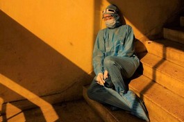 Tìm một góc nhỏ tạm nghỉ ngơi - Ảnh: TNO