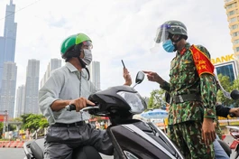 Người dân trình mã QR khi khai "di chuyển nội địa" tại chốt kiểm soát ở quận Bình Thạnh - Ảnh: Quỳnh Trần