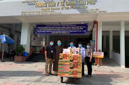 Đại đức Thích Chỉnh Độ, trụ trì chùa Pháp Vân tặng quà đến Bệnh viện quận Tân Phú