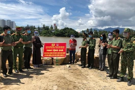 Đoàn thiện nguyện trao quà cho chính quyền địa phương phường Ngọc Hiệp, TP.Nha Trang