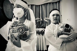 Những trẻ em rơi vào cảnh mất người thân vì đại dịch - Ảnh: Tường Nguyên