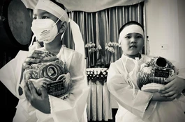 Những trẻ em rơi vào cảnh mất người thân vì đại dịch - Ảnh: Tường Nguyên