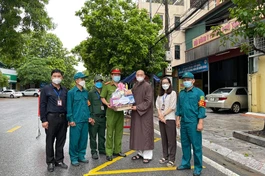 Thượng tọa Thích Tâm Đức trao quà đến lực lượng trực chốt trên địa bàn phường Trường Thi (TP.Thanh Hóa)