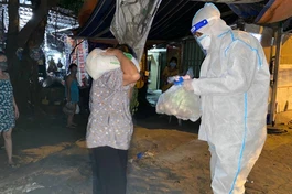 Tặng quà hỗ trợ cho người dân ở phường 4, quận 8