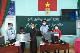 Chùa Đức Bổn A Lan Nhã trao tặng máy tính đến các em học sinh Trường Tiểu học xã Đức Liễu