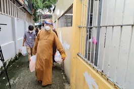 Thượng tọa Thích Huệ Công đến từng địa bàn quận 8 để trao quà đến người dân khó khăn