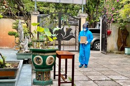 Dịch vụ mai táng đưa tro cốt người dân qua đời vì Covid-19 đến gửi ở chùa - Ảnh: Nhuận Từ