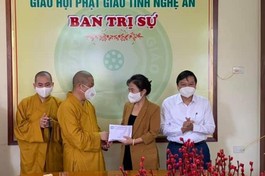 Trao kinh phí hỗ trợ chương trình “Sóng và máy tính cho em” đến Ủy ban MTTQVN tỉnh