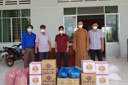 Đại đức Thích Minh Phước tặng quà đến bếp ăn khu vực phong tỏa xã Tân Hòa, huyện Thanh Bình, tỉnh Đồng Tháp