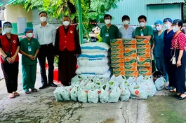 Trao quà đến lực lượng y, bác sĩ tại bệnh viện